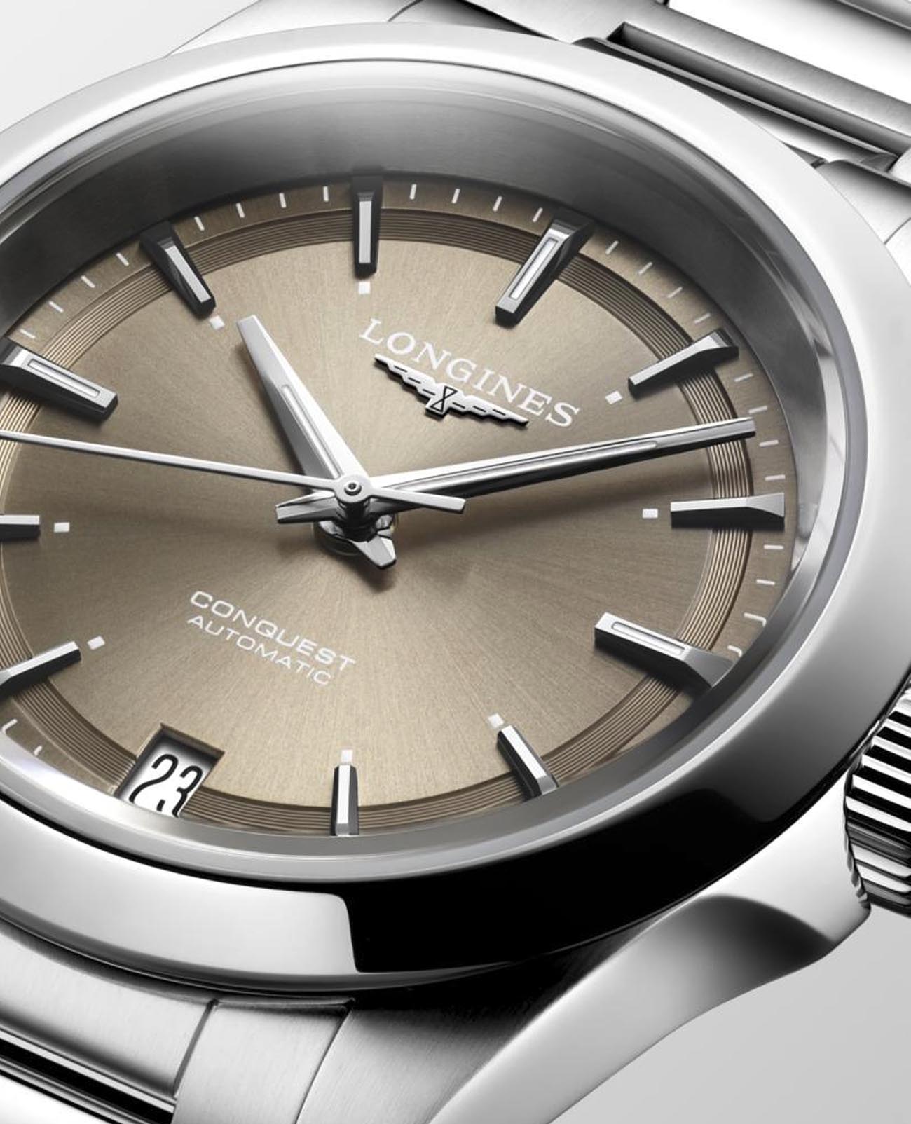 Longines L34304626 женские часы застежка крупным планом