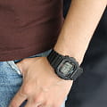 Casio Casio G-Shock DW-5600E-1V DW-5600 наручные мужские часы фото под углом.